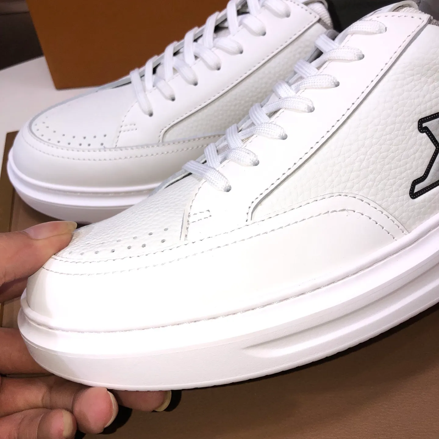 Factory batch 640💰original development, quality shipment, welcome to compare - LV sneaker series sports shoes introduce the loose silhouette of the ready-to-wear series into the spring and summer men's wear shows and make an eye-catching appearance. The cow leather upper is combined with rough fabric laces, and colorful beading highlights the brand's classic elements. LV letters mark the tongue and Monogram floral outsole. Mixed materials Made of top-grain cowhide, thick shoelace design, large Monogram print on the side, mesh lining and cotton feet, the comfort is as extreme as ever, premium heritage, quality first, worth owning! Size: Men’s 38-45 (45 is custom-made and cannot be returned or exchanged)